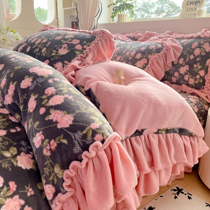 91家纺网 家纺一手货源 找家纺 （总）云木里 2025新款热卖大宽花边牛奶绒床盖款四件套