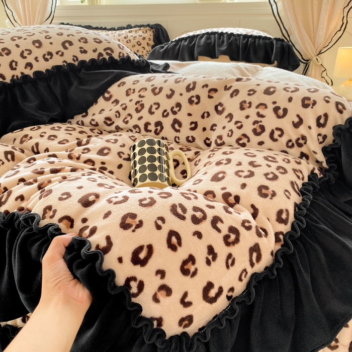 91家纺网 家纺一手货源 找家纺 云木里 2025新款热卖大宽花边牛奶绒床盖款四件套 豹纹