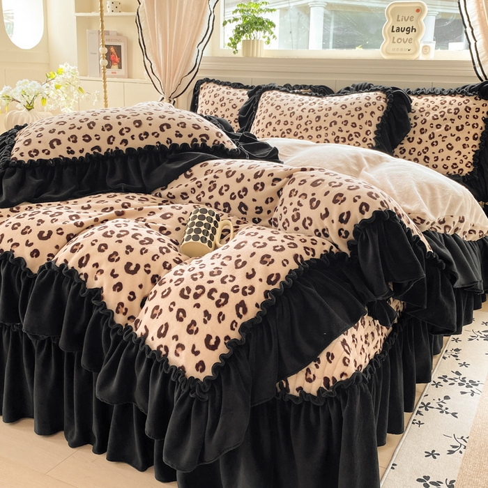 91家纺网 家纺一手货源 找家纺 云木里 2025新款热卖大宽花边牛奶绒床盖款四件套 豹纹