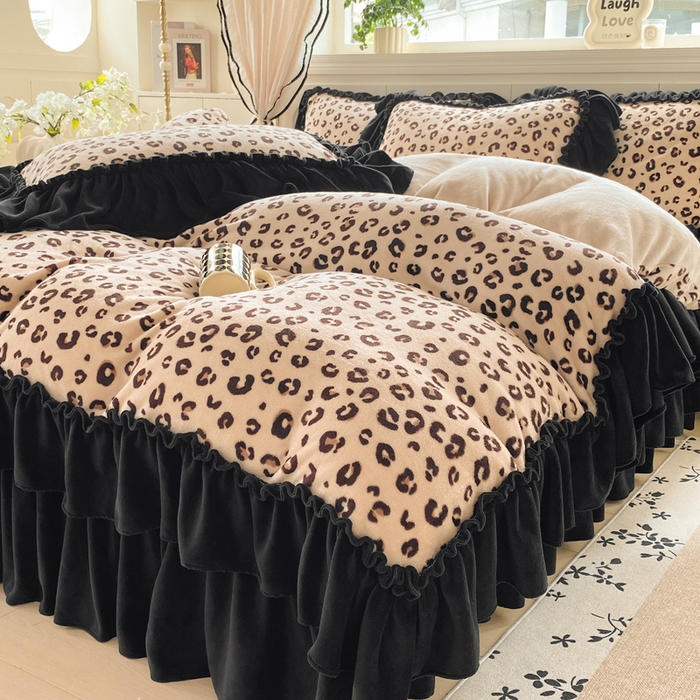 91家纺网 家纺一手货源 找家纺 云木里 2025新款热卖大宽花边牛奶绒床盖款四件套 豹纹