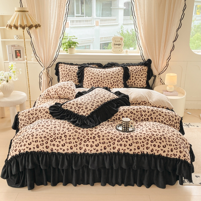 91家纺网 家纺一手货源 找家纺 云木里 2025新款热卖大宽花边牛奶绒床盖款四件套 豹纹