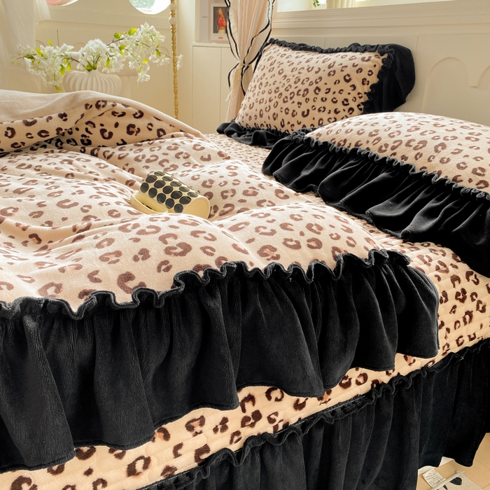 91家纺网 家纺一手货源 找家纺 云木里 2025新款热卖大宽花边牛奶绒床盖款四件套 豹纹