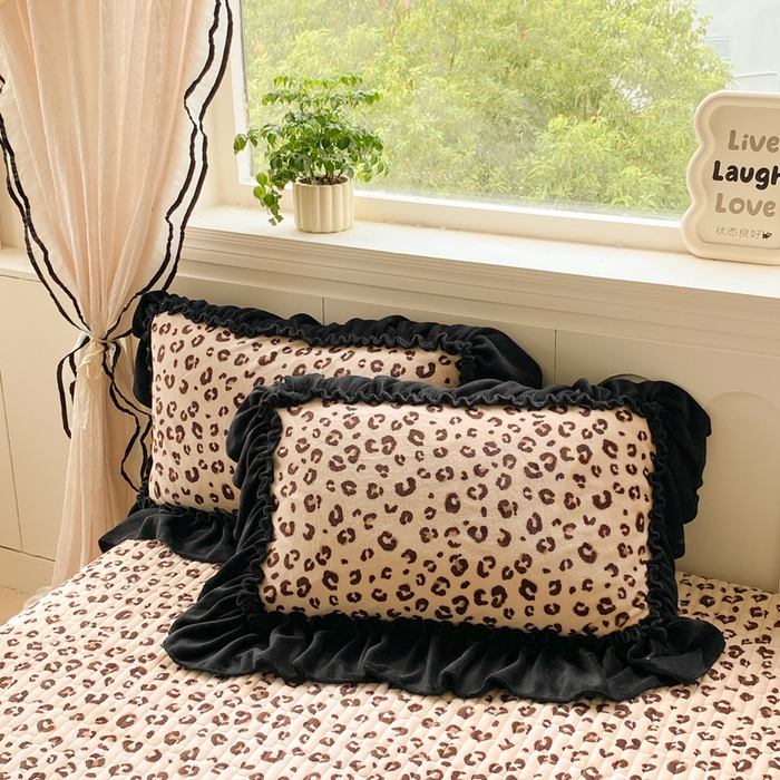 91家纺网 家纺一手货源 找家纺 云木里 2025新款热卖大宽花边牛奶绒床盖款四件套 豹纹