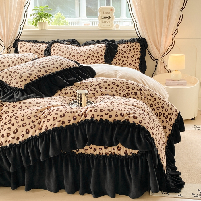 91家纺网 家纺一手货源 找家纺 云木里 2025新款热卖大宽花边牛奶绒床盖款四件套 豹纹