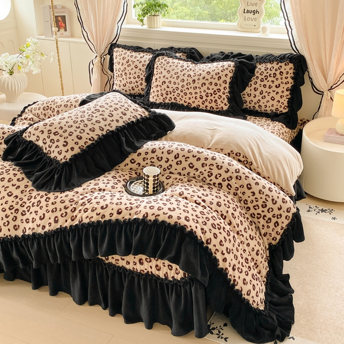 91家纺网 家纺一手货源 找家纺 云木里 2025新款热卖大宽花边牛奶绒床盖款四件套 豹纹