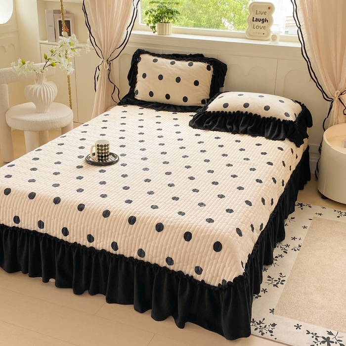 91家纺网 家纺一手货源 找家纺 云木里 2025新款热卖大宽花边牛奶绒床盖款四件套 波点