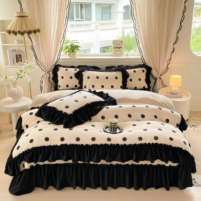 91家纺网 家纺一手货源 找家纺 云木里 2025新款热卖大宽花边牛奶绒床盖款四件套 波点