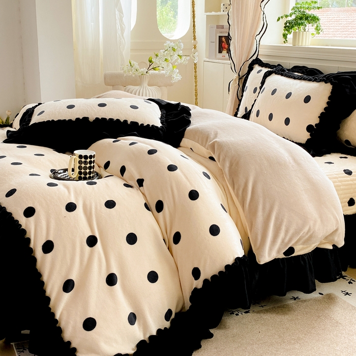 91家纺网 家纺一手货源 找家纺 云木里 2025新款热卖大宽花边牛奶绒床盖款四件套 波点