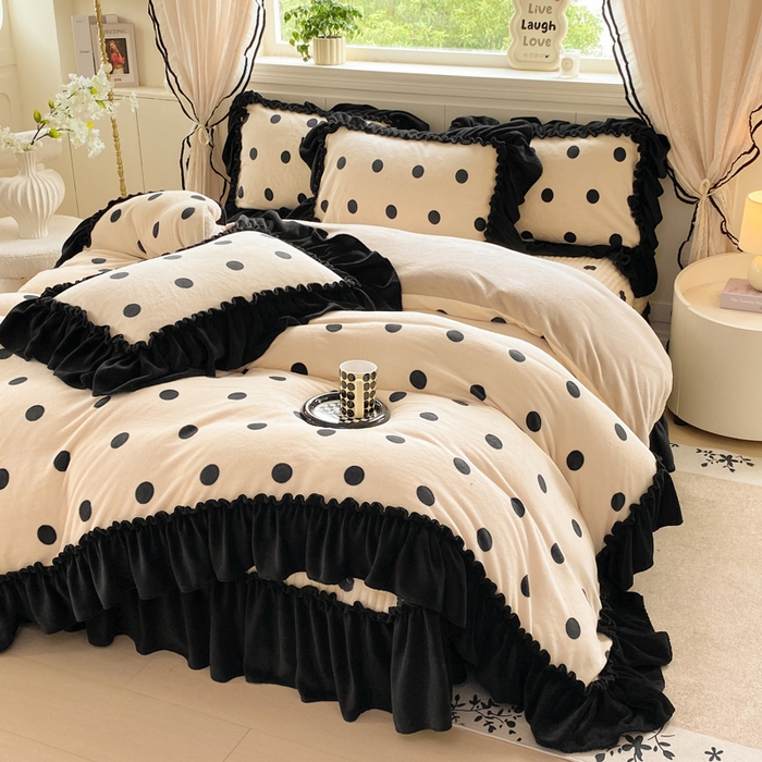 91家纺网 家纺一手货源 找家纺 云木里 2025新款热卖大宽花边牛奶绒床盖款四件套 波点