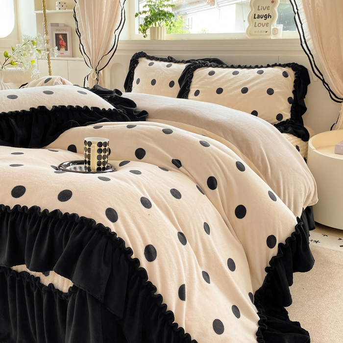 91家纺网 家纺一手货源 找家纺 云木里 2025新款热卖大宽花边牛奶绒床盖款四件套 波点