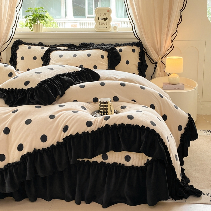 91家纺网 家纺一手货源 找家纺 云木里 2025新款热卖大宽花边牛奶绒床盖款四件套 波点