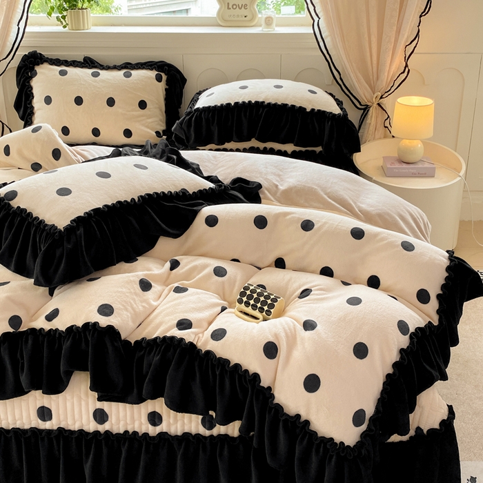 91家纺网 家纺一手货源 找家纺 云木里 2025新款热卖大宽花边牛奶绒床盖款四件套 波点