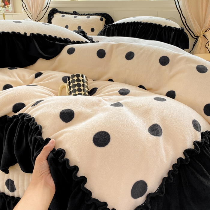 91家纺网 家纺一手货源 找家纺 云木里 2025新款热卖大宽花边牛奶绒床盖款四件套 波点