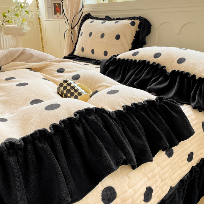 91家纺网 家纺一手货源 找家纺 云木里 2025新款热卖大宽花边牛奶绒床盖款四件套 波点