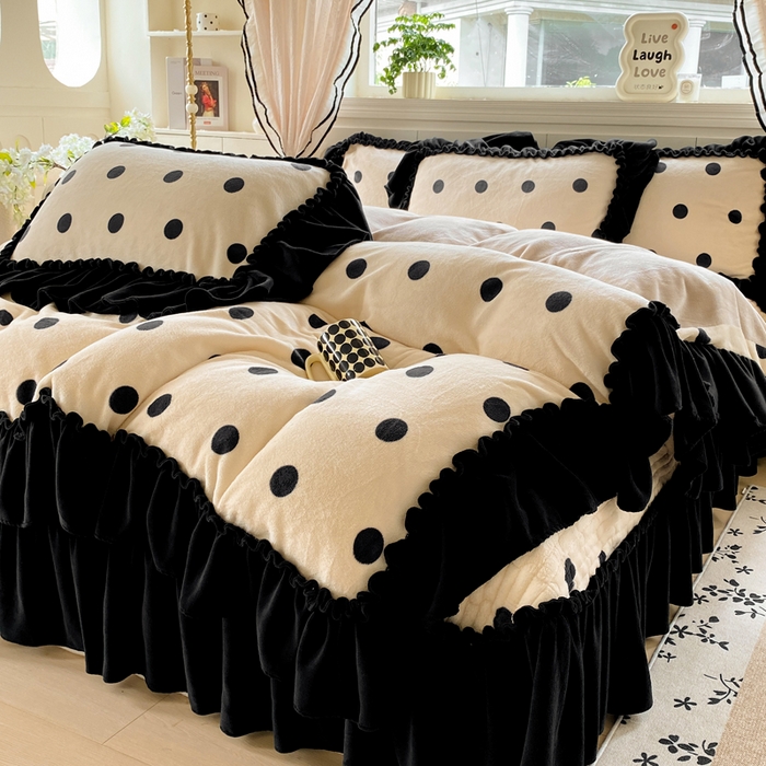 91家纺网 家纺一手货源 找家纺 云木里 2025新款热卖大宽花边牛奶绒床盖款四件套 波点