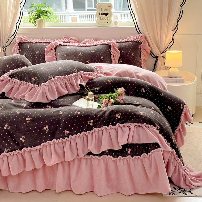 91家纺网 家纺一手货源 找家纺 云木里 2025新款热卖大宽花边牛奶绒床盖款四件套 复古樱桃