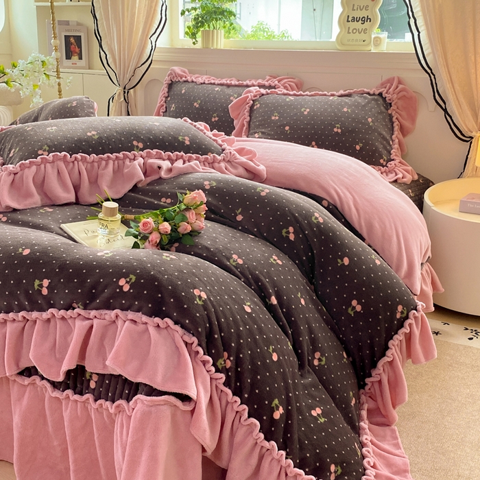 91家纺网 家纺一手货源 找家纺 云木里 2025新款热卖大宽花边牛奶绒床盖款四件套 复古樱桃