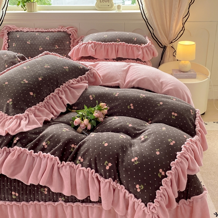 91家纺网 家纺一手货源 找家纺 云木里 2025新款热卖大宽花边牛奶绒床盖款四件套 复古樱桃