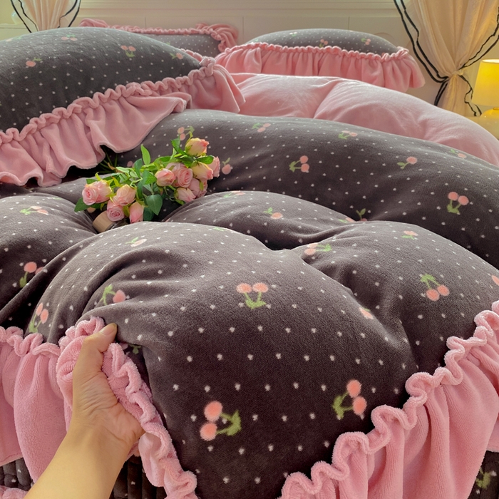 91家纺网 家纺一手货源 找家纺 云木里 2025新款热卖大宽花边牛奶绒床盖款四件套 复古樱桃