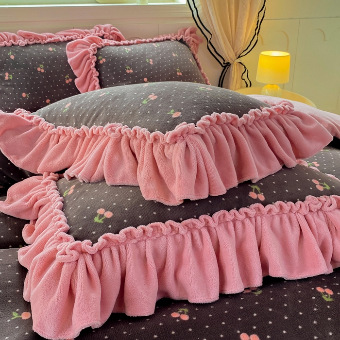 91家纺网 家纺一手货源 找家纺 云木里 2025新款热卖大宽花边牛奶绒床盖款四件套 复古樱桃