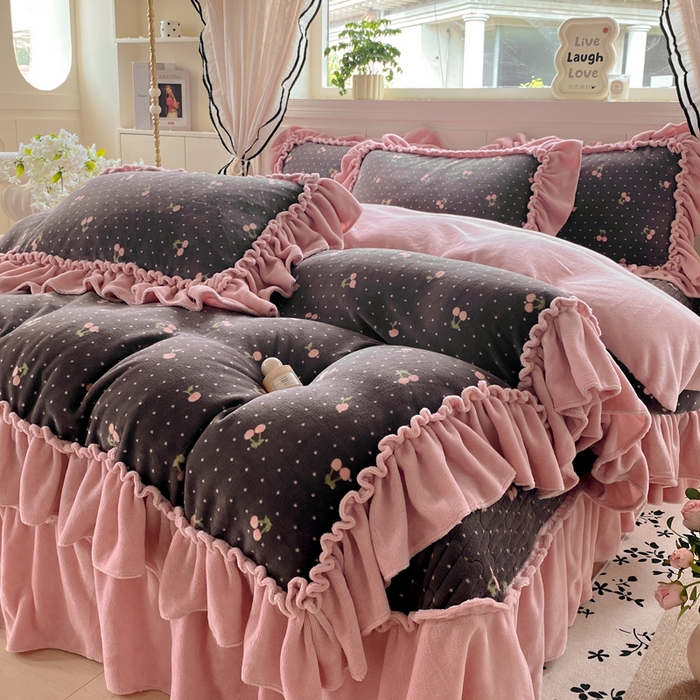 91家纺网 家纺一手货源 找家纺 云木里 2025新款热卖大宽花边牛奶绒床盖款四件套 复古樱桃