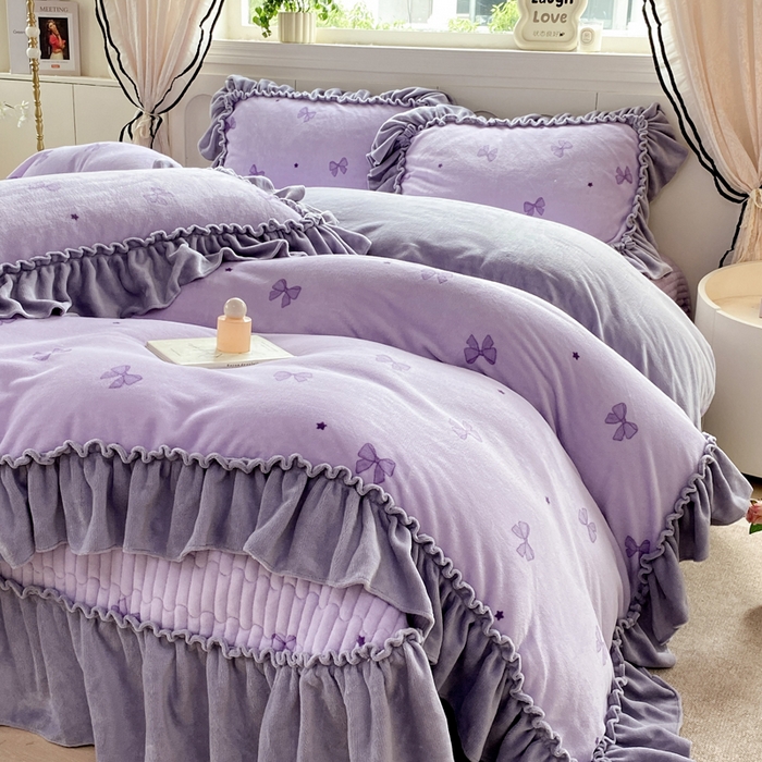 91家纺网 家纺一手货源 找家纺 云木里 2025新款热卖大宽花边牛奶绒床盖款四件套 蝴蝶结紫色