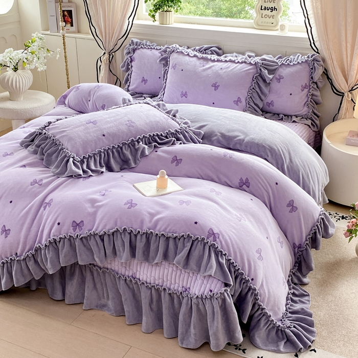 91家纺网 家纺一手货源 找家纺 云木里 2025新款热卖大宽花边牛奶绒床盖款四件套 蝴蝶结紫色