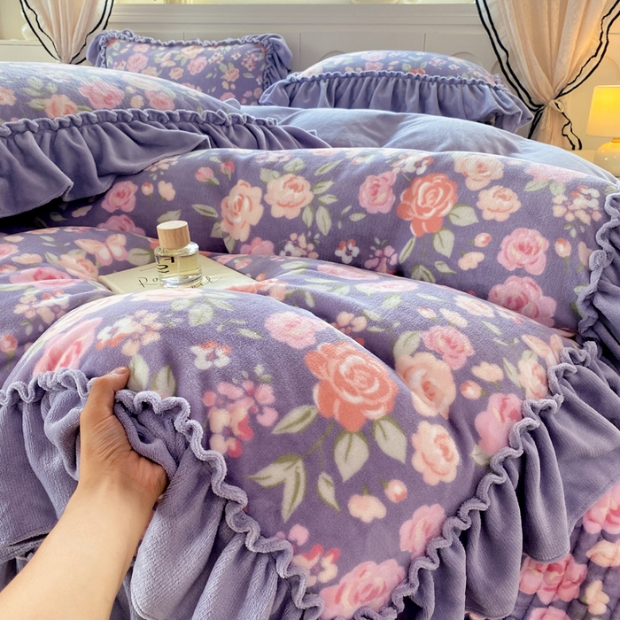 91家纺网 家纺一手货源 找家纺 云木里 2025新款热卖大宽花边牛奶绒床盖款四件套 花里梦