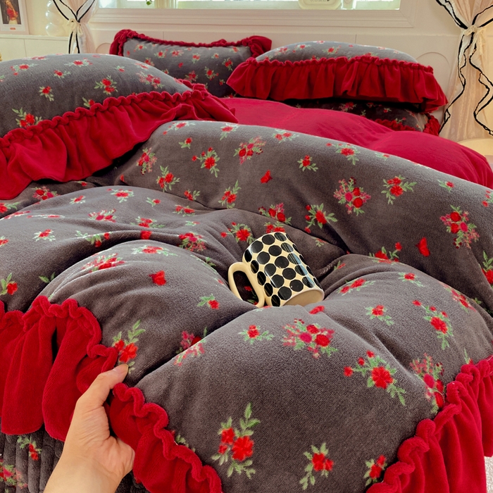 91家纺网 家纺一手货源 找家纺 云木里 2025新款热卖大宽花边牛奶绒床盖款四件套 玫瑰故事