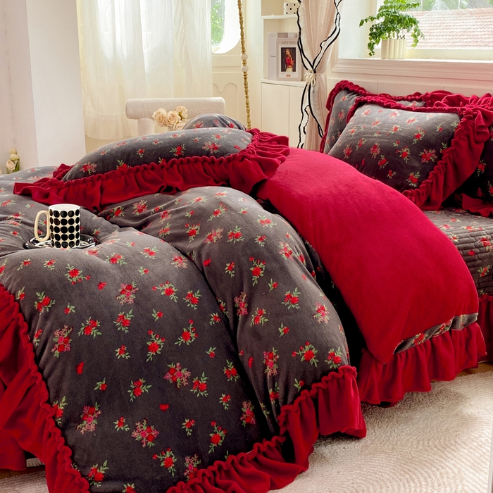 91家纺网 家纺一手货源 找家纺 云木里 2025新款热卖大宽花边牛奶绒床盖款四件套 玫瑰故事