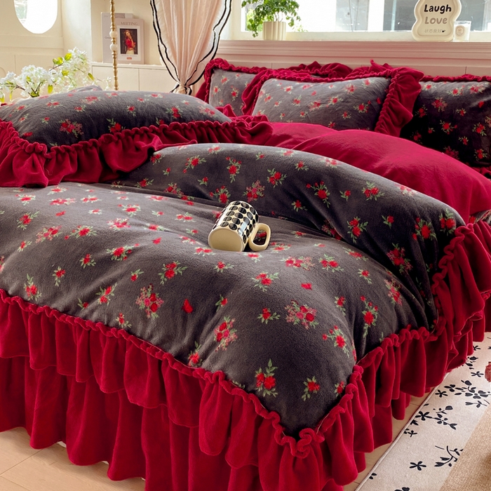 91家纺网 家纺一手货源 找家纺 云木里 2025新款热卖大宽花边牛奶绒床盖款四件套 玫瑰故事