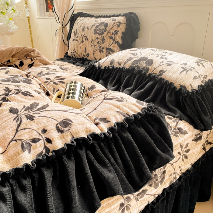 91家纺网 家纺一手货源 找家纺 云木里 2025新款热卖大宽花边牛奶绒床盖款四件套 玫瑰之约