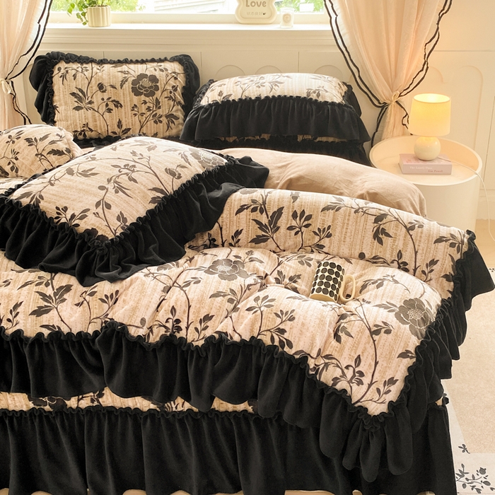 91家纺网 家纺一手货源 找家纺 云木里 2025新款热卖大宽花边牛奶绒床盖款四件套 玫瑰之约