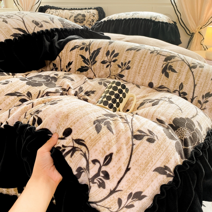 91家纺网 家纺一手货源 找家纺 云木里 2025新款热卖大宽花边牛奶绒床盖款四件套 玫瑰之约