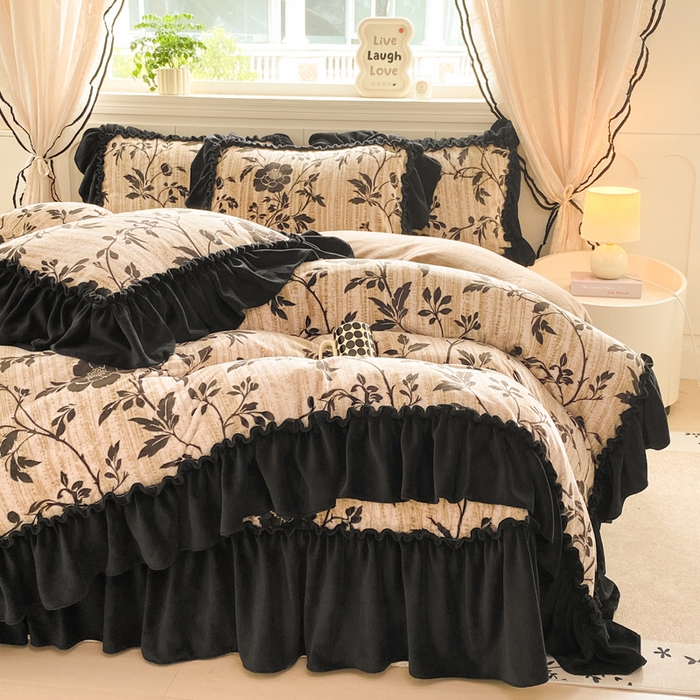 91家纺网 家纺一手货源 找家纺 云木里 2025新款热卖大宽花边牛奶绒床盖款四件套 玫瑰之约