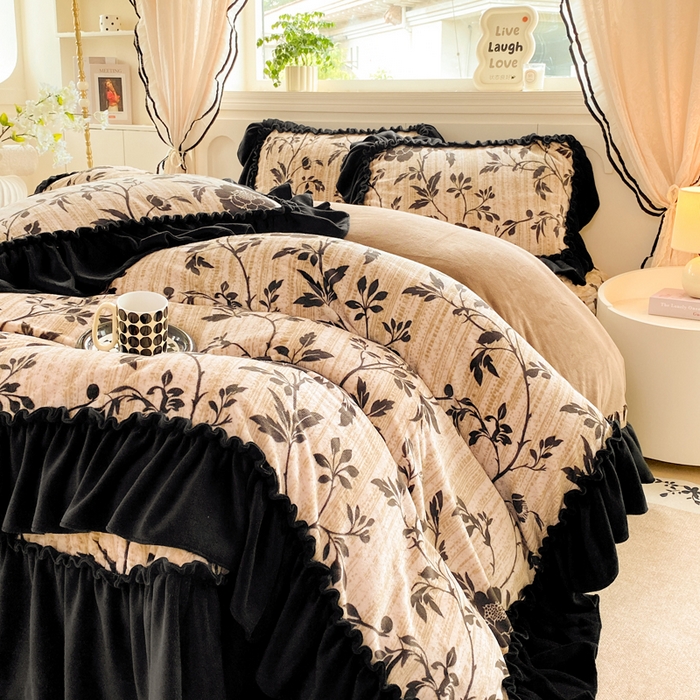 91家纺网 家纺一手货源 找家纺 云木里 2025新款热卖大宽花边牛奶绒床盖款四件套 玫瑰之约