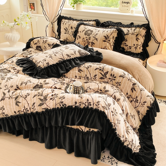 91家纺网 家纺一手货源 找家纺 云木里 2025新款热卖大宽花边牛奶绒床盖款四件套 玫瑰之约