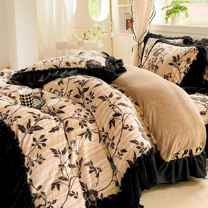 91家纺网 家纺一手货源 找家纺 云木里 2025新款热卖大宽花边牛奶绒床盖款四件套 玫瑰之约