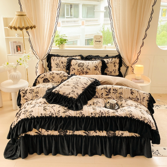 91家纺网 家纺一手货源 找家纺 云木里 2025新款热卖大宽花边牛奶绒床盖款四件套 玫瑰之约