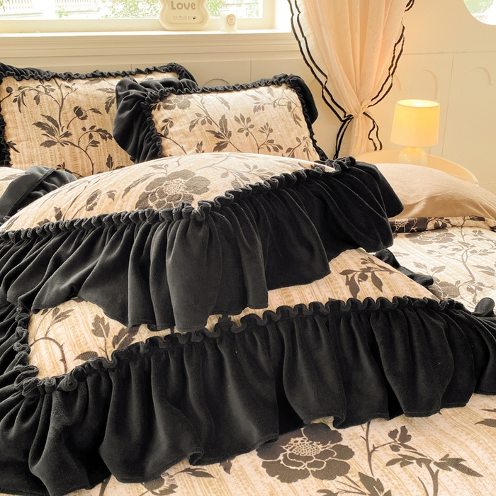 91家纺网 家纺一手货源 找家纺 云木里 2025新款热卖大宽花边牛奶绒床盖款四件套 玫瑰之约