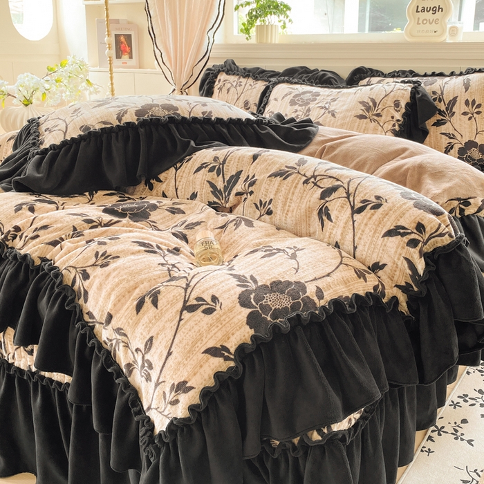 91家纺网 家纺一手货源 找家纺 云木里 2025新款热卖大宽花边牛奶绒床盖款四件套 玫瑰之约