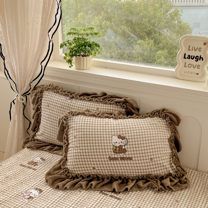 91家纺网 家纺一手货源 找家纺 云木里 2025新款热卖大宽花边牛奶绒床盖款四件套 美拉德猫