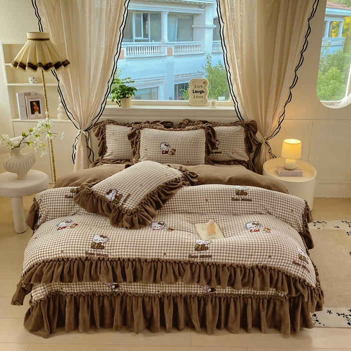 91家纺网 家纺一手货源 找家纺 云木里 2025新款热卖大宽花边牛奶绒床盖款四件套 美拉德猫