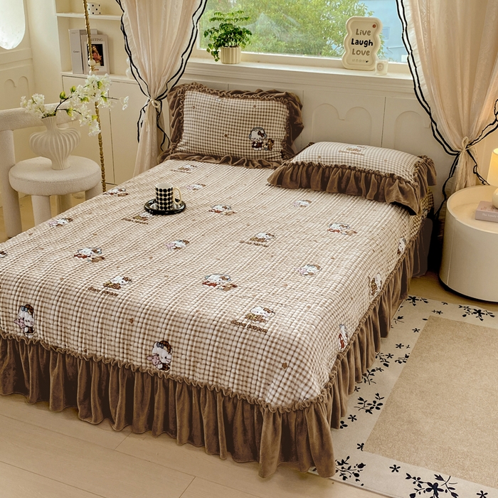 91家纺网 家纺一手货源 找家纺 云木里 2025新款热卖大宽花边牛奶绒床盖款四件套 美拉德猫