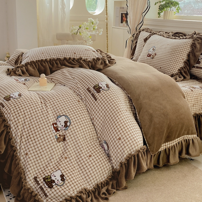 91家纺网 家纺一手货源 找家纺 云木里 2025新款热卖大宽花边牛奶绒床盖款四件套 美拉德猫