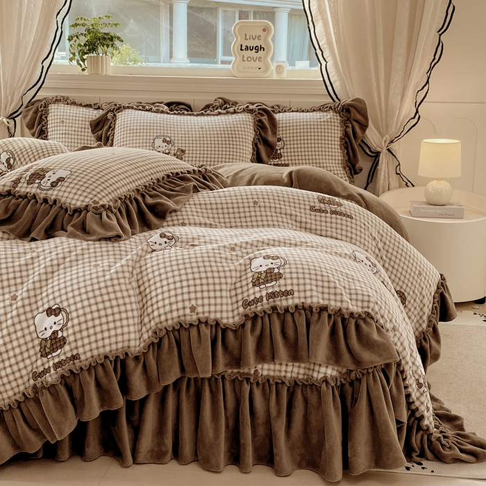 91家纺网 家纺一手货源 找家纺 云木里 2025新款热卖大宽花边牛奶绒床盖款四件套 美拉德猫