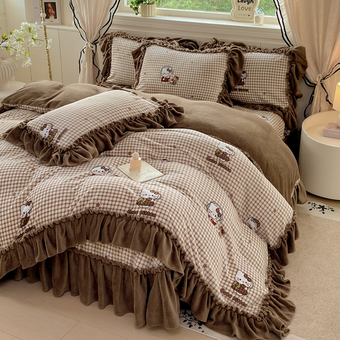 91家纺网 家纺一手货源 找家纺 云木里 2025新款热卖大宽花边牛奶绒床盖款四件套 美拉德猫