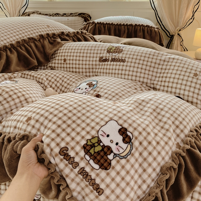 91家纺网 家纺一手货源 找家纺 云木里 2025新款热卖大宽花边牛奶绒床盖款四件套 美拉德猫