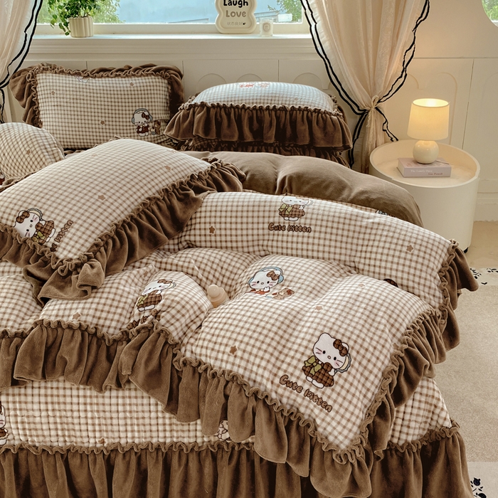 91家纺网 家纺一手货源 找家纺 云木里 2025新款热卖大宽花边牛奶绒床盖款四件套 美拉德猫