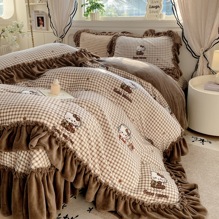 91家纺网 家纺一手货源 找家纺 云木里 2025新款热卖大宽花边牛奶绒床盖款四件套 美拉德猫